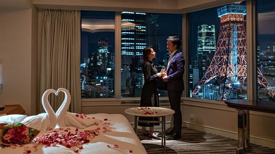 東京タワーの夜景を背景にロマンチックに飾られたホテル客室で過ごす記念日